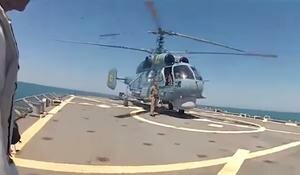 Elicottero ucraino atterra sulla nave americana: il video