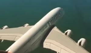 Un Airbus A380 passa sotto un elicottero: VIDEO