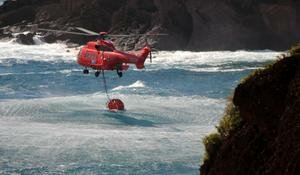 Un AS332 Super Puma sta lavorando all'antincendio in Sardegna