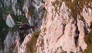 Il video dello spettacolare salvataggio in elicottero sui Monti Carpazi