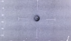 L'elicottero della Polizia traccia l'UFO: il video