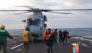 Norman Atlantic, le immagini dei soccorsi in elicottero della Marina Militare -FOTO
