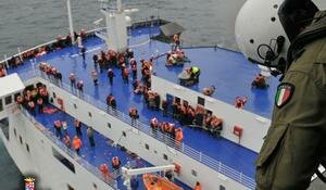 Norman Atlantic, l'elicottero della Marina Militare recupera i passeggeri -VIDEO