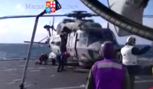 Norman Atlantic, i naufraghi soccorsi scendono dall'elicottero -VIDEO