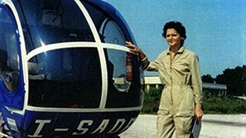 La donna che parla agli elicotteri