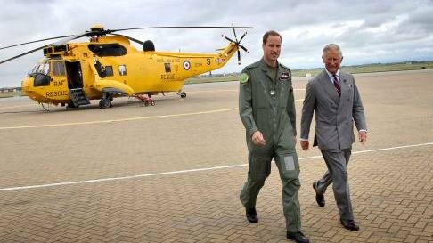 Il Principe William � ufficialmente un pilota di Elisoccorso