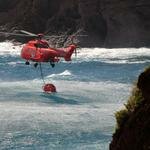 Un AS332 Super Puma sta lavorando all'antincendio in Sardegna
