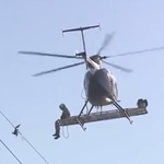 Video elicotteri, un aeromobile salva un uccello sui cavi elettrici